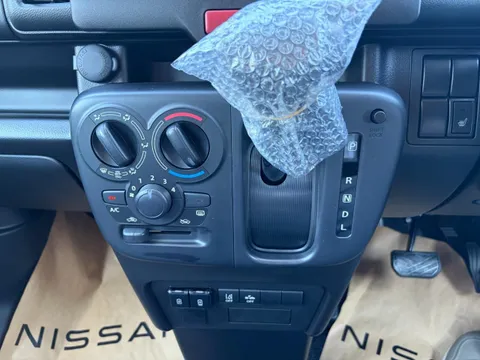 Nissan Clipper Van