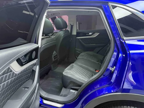 Hongqi HS5