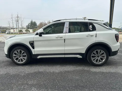 Lynk & Co 01