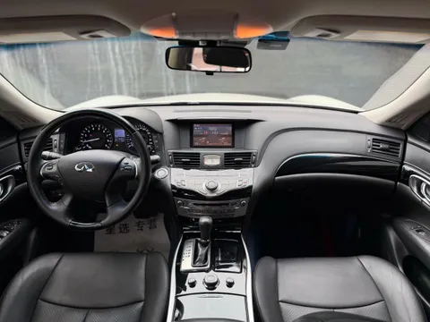 Infiniti Q70