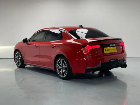 Lynk & Co 03