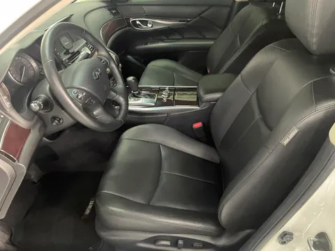 Infiniti Q70
