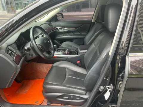 Infiniti Q70
