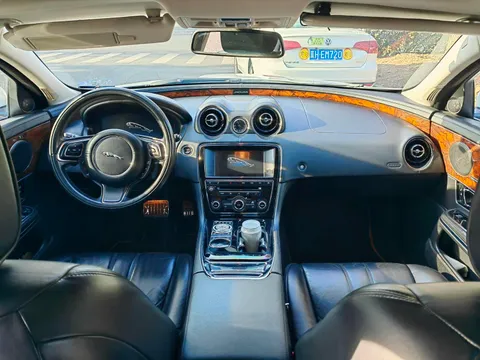 Jaguar XJ
