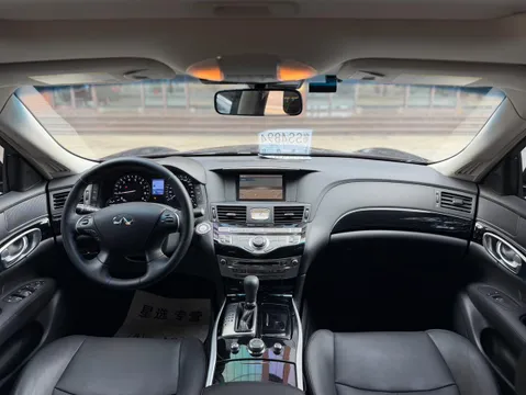 Infiniti Q70