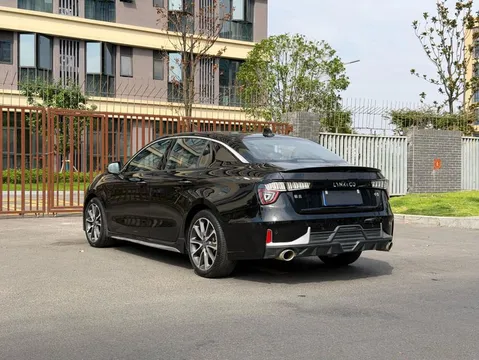 Lynk & Co 03