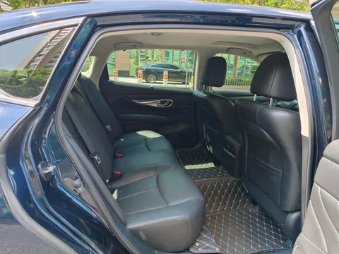 Infiniti Q70