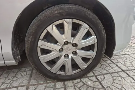 BYD M6