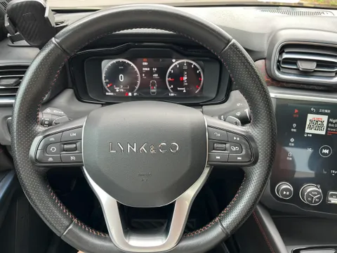 Lynk & Co 03