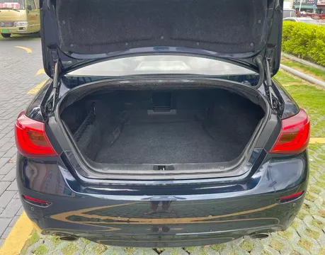 Infiniti Q70
