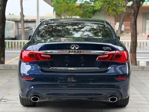 Infiniti Q70
