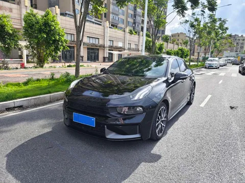 Lynk & Co 03