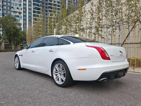 Jaguar XJ
