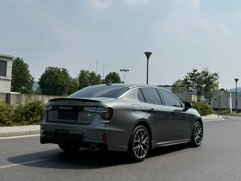 Lynk & Co 03