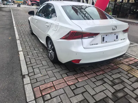 Lexus IS