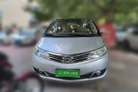BYD M6