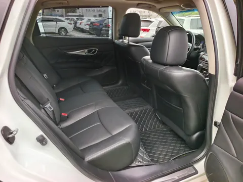 Infiniti Q70