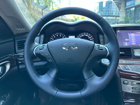 Infiniti Q70