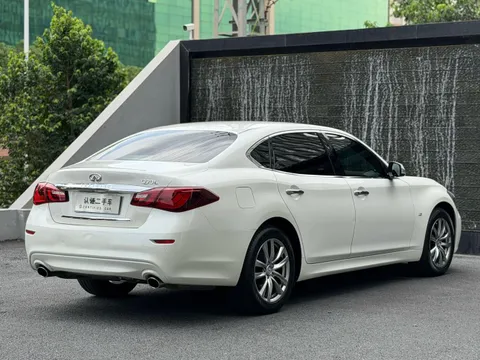 Infiniti Q70
