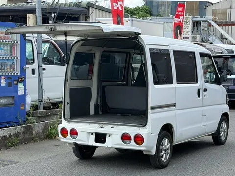 Nissan Clipper Van