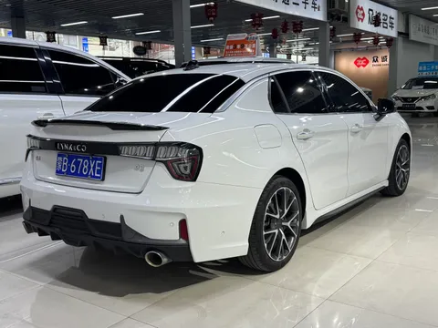 Lynk & Co 03