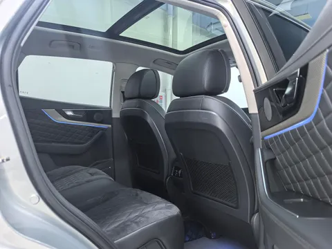 Hongqi HS5