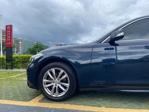 Infiniti Q70