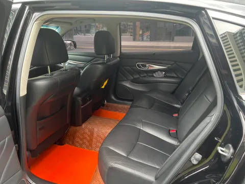 Infiniti Q70