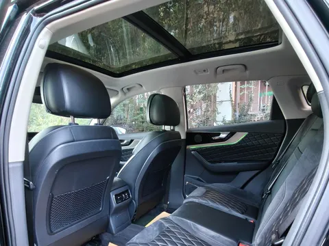 Hongqi HS5