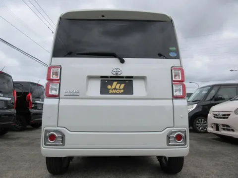 Toyota Pixis Mega