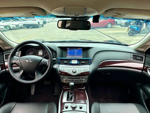 Infiniti Q70