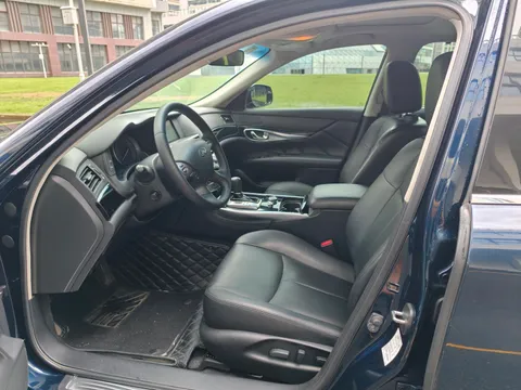 Infiniti Q70