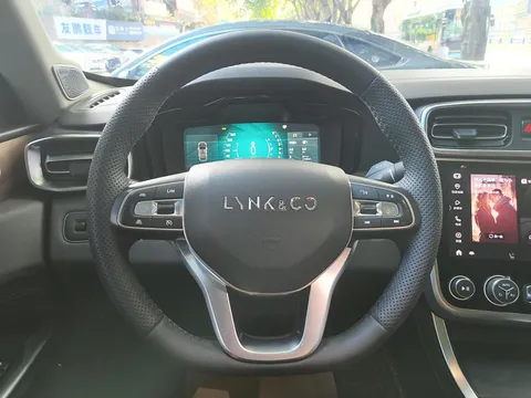 Lynk & Co 01