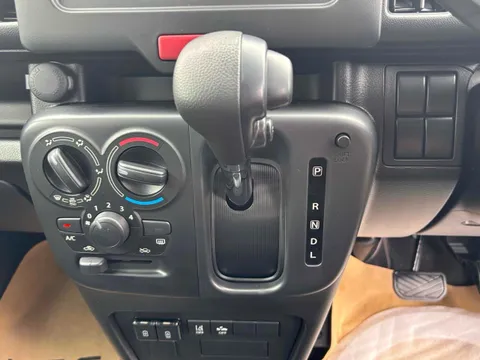 Nissan Clipper Van