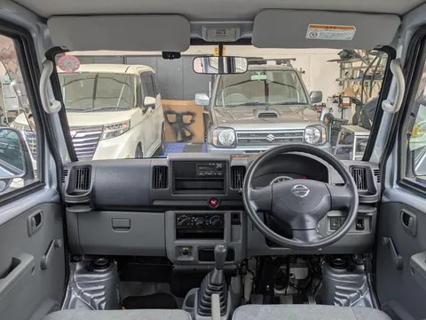 Nissan Clipper Van