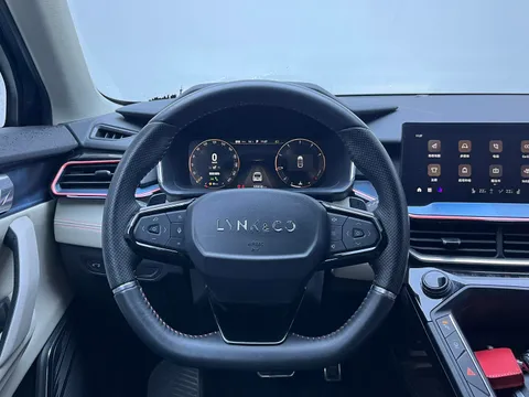 Lynk & Co 06