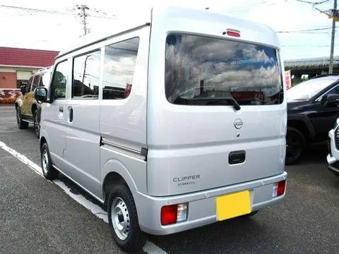 Nissan Clipper Van