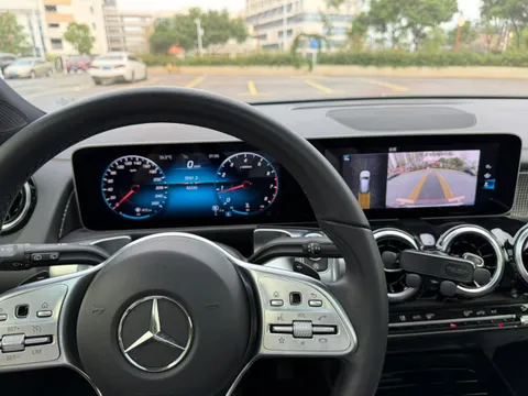 Mercedes-Benz Mercedes-Benz GLB