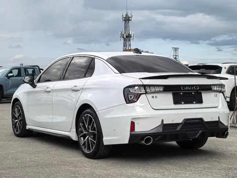 Lynk & Co 03