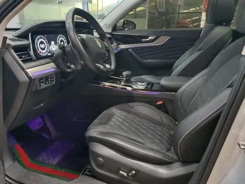 Hongqi HS5