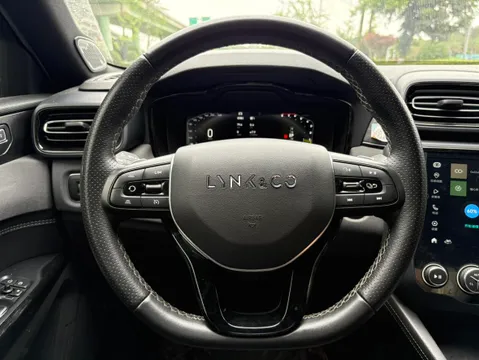 Lynk & Co 03