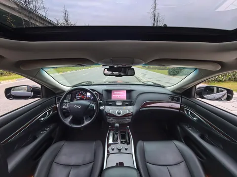 Infiniti Q70