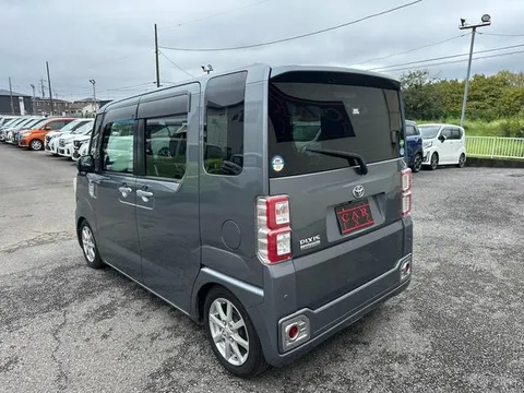Toyota Pixis Mega
