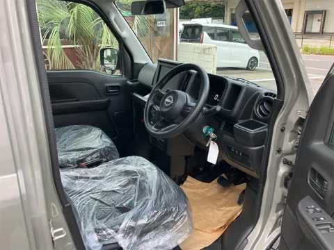 Nissan Clipper Van