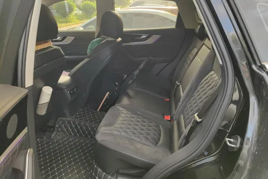 Hongqi HS5