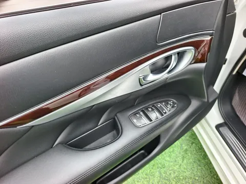 Infiniti Q70