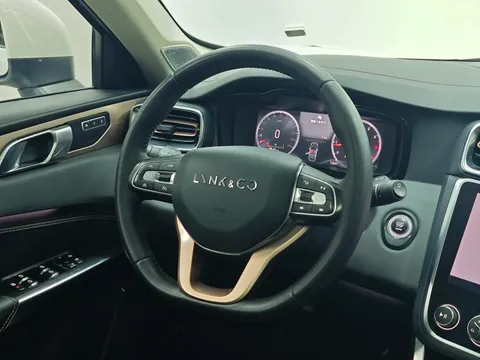 Lynk & Co 01