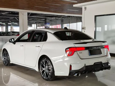 Lynk & Co 03