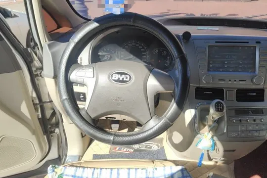 BYD M6