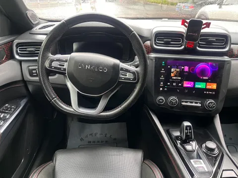 Lynk & Co 03